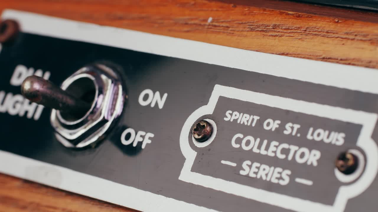 Old Retro AM FM Radio with tubes, Hand Changing stations , bulb vintage music player.