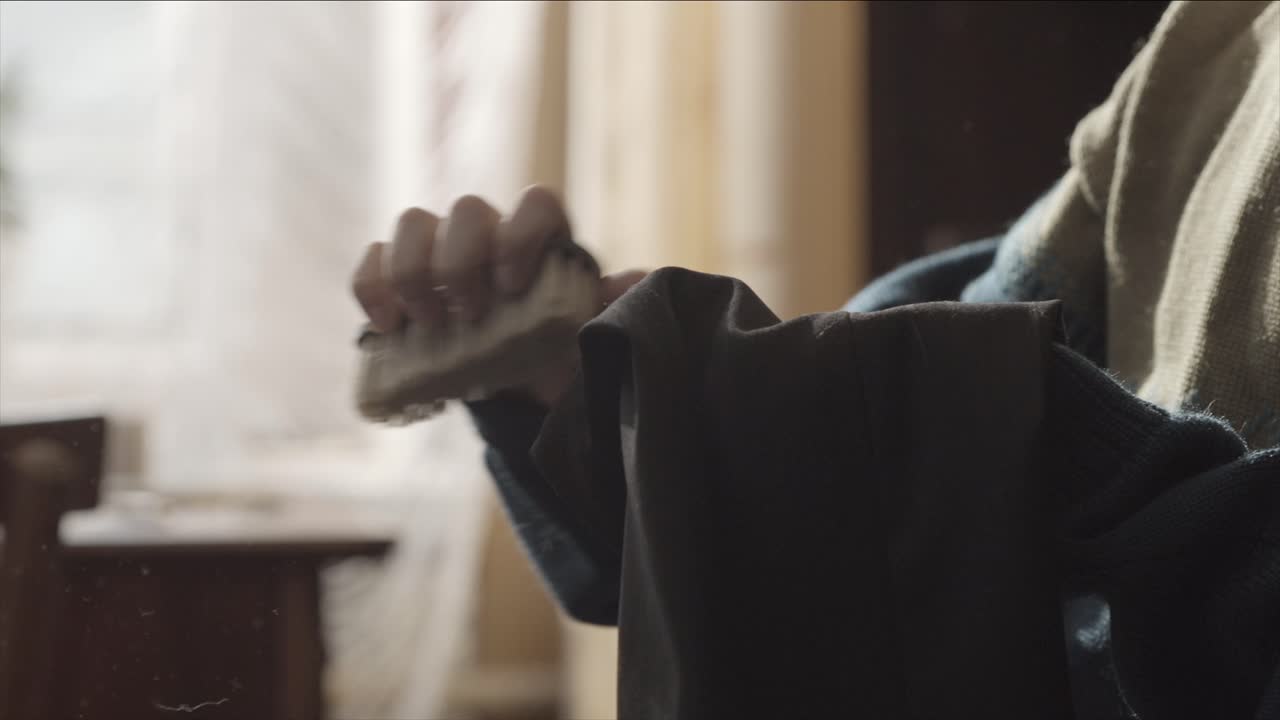 집 에서 옷 을 접는 사람