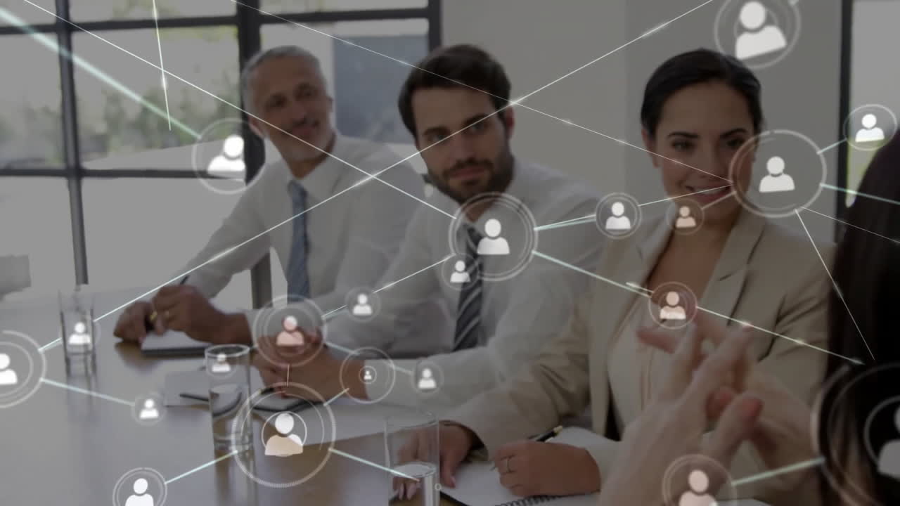 Animazione di una rete di connessioni su diversi colleghi che tengono una riunione in ufficio.