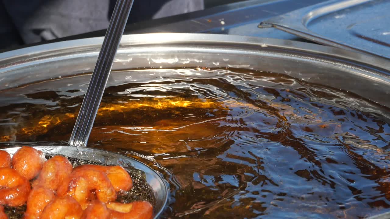 lokma turco (donuts) que se están fritando