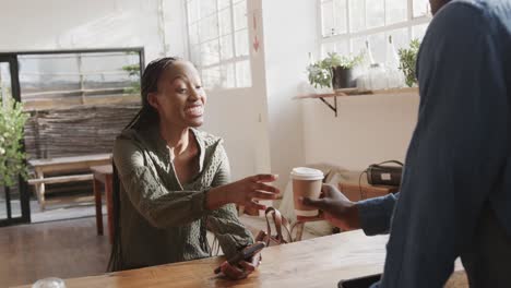 Barista-Afroamericano-Sirviendo-Café-Para-Llevar-A-Una-Clienta-Feliz,-Cámara-Lenta