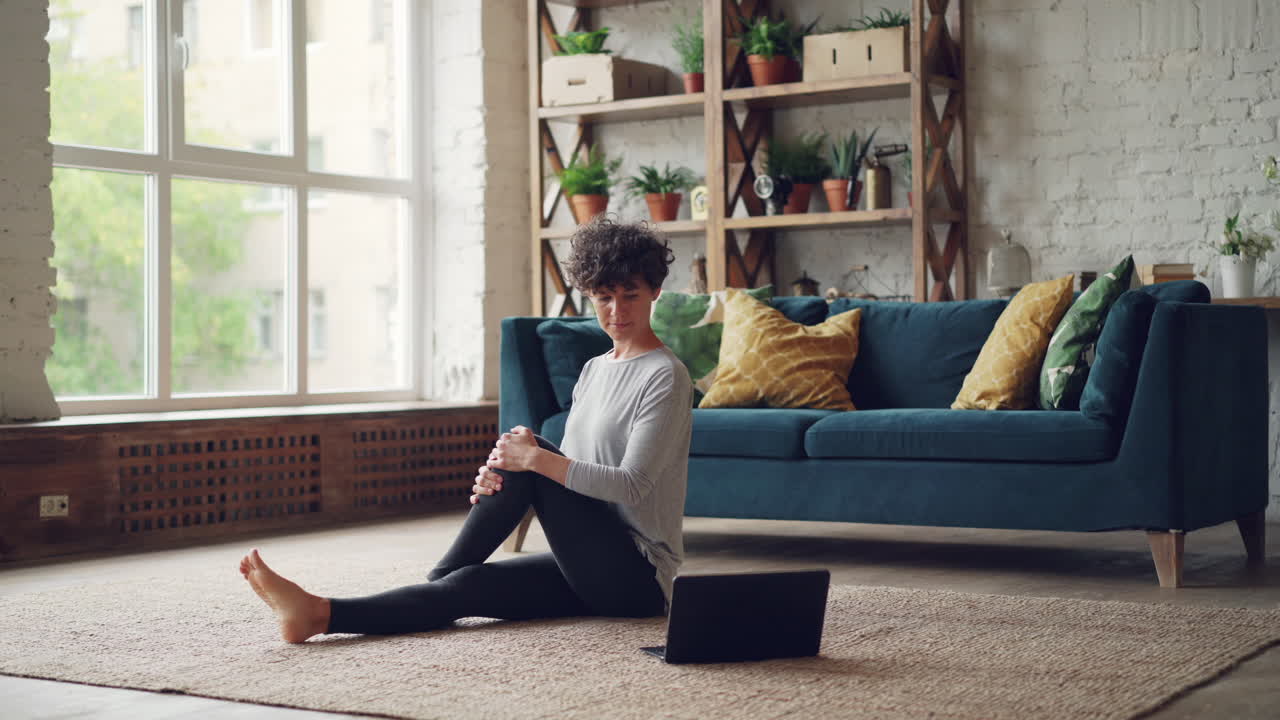 집에서 요가를 하는 여자