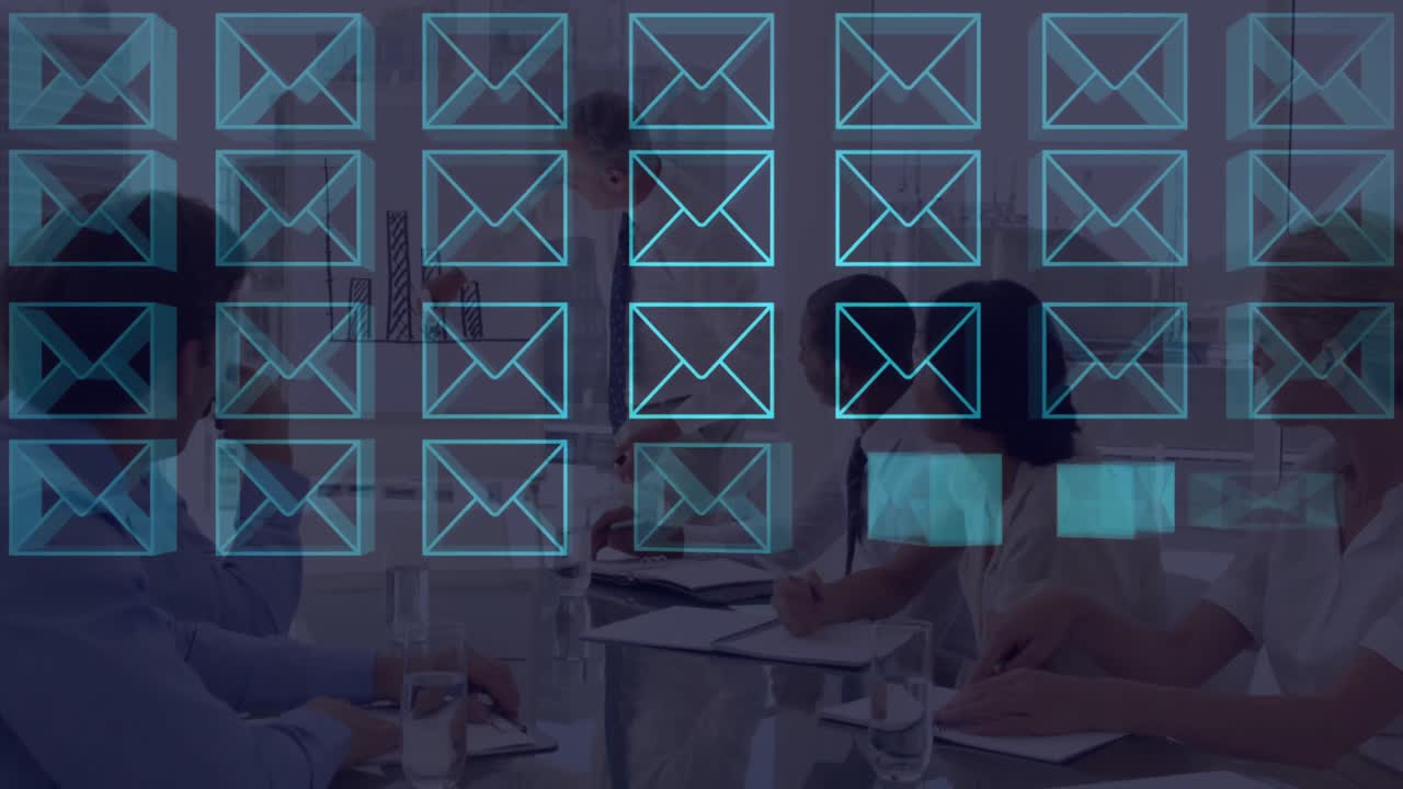 animación de iconos de sobres en 3d, gerente diverso discutiendo informes con compañeros de trabajo en la pizarra