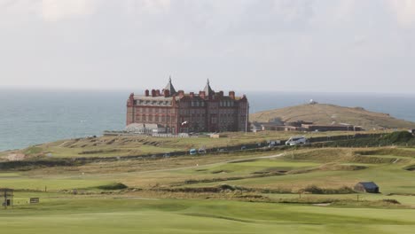 Zeitrafferaufnahme-Des-Headlands-Hotels-In-Newquay-Mit-Golfspielern-Auf-Dem-Golfplatz