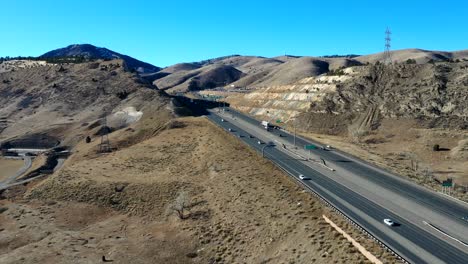 Sonntagsverkehr-Entlang-Der-I-70-Außerhalb-Von-Denver