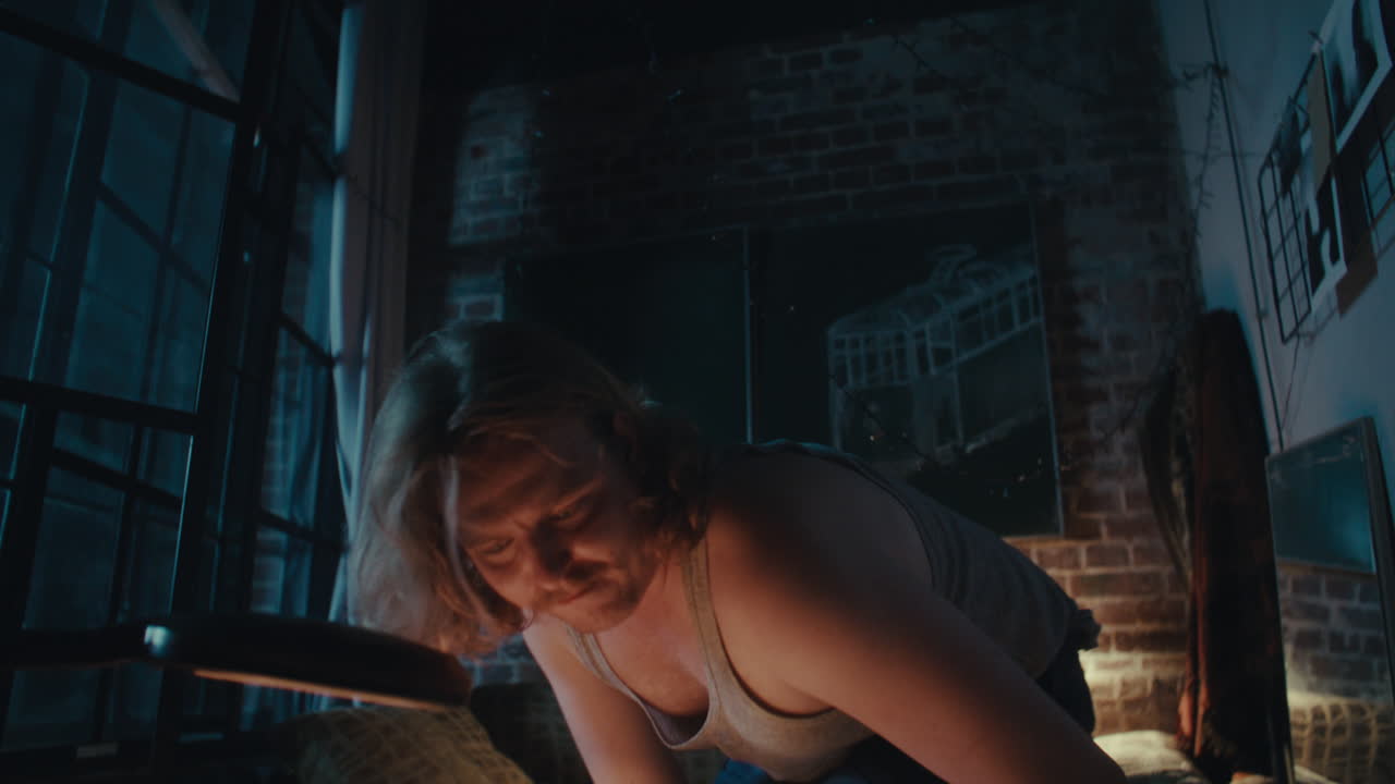 밤에 방에 있는 남자