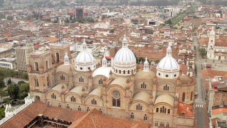 Ciudad-Vacía-De-Cuenca,-Ecuador,-Durante-El-Bloqueo-De-La-Pandemia-Covid19-Desde-La-Perspectiva-De-Un-Dron