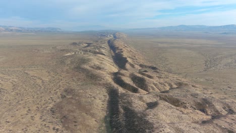 antena sobre la falla del terremoto de san andreas en la llanura de carrizo en el centro de california