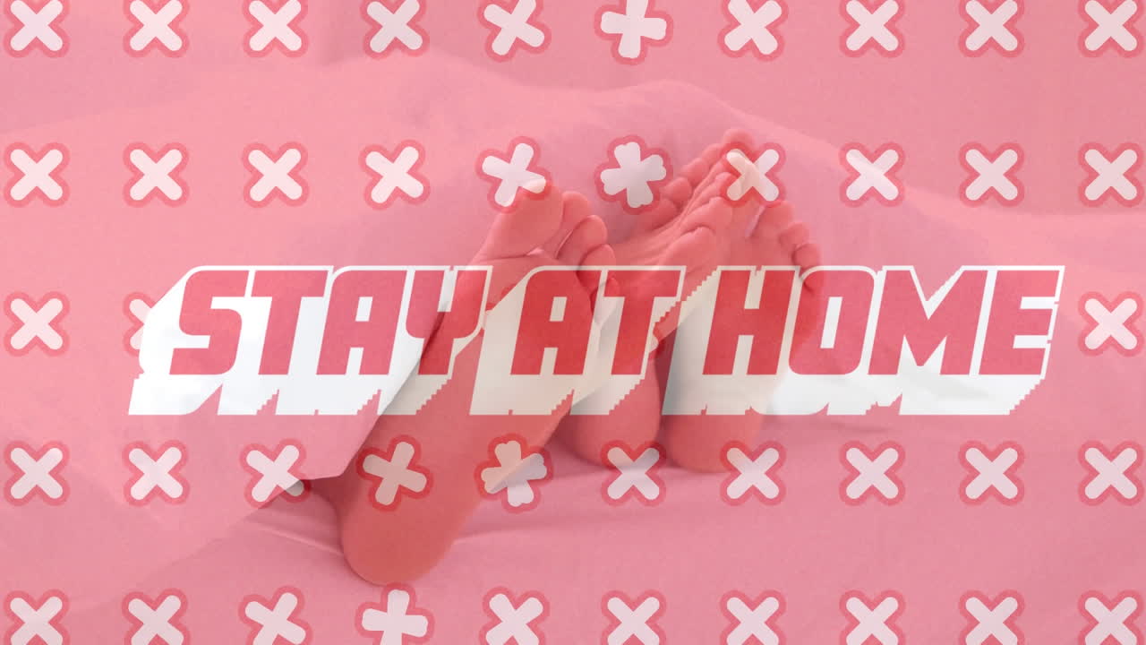 단어의 애니메이션 십자가와 함께 집에 머무르며 백인 커플 발을 이동