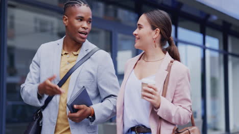gente de negocios, hablando y caminando por la ciudad