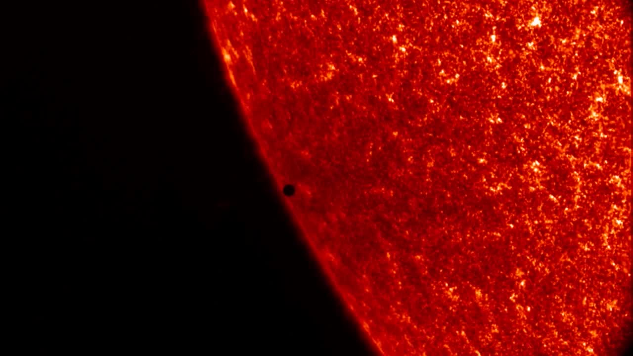 행성 수성은 태양에 대해 실루엣으로 전달