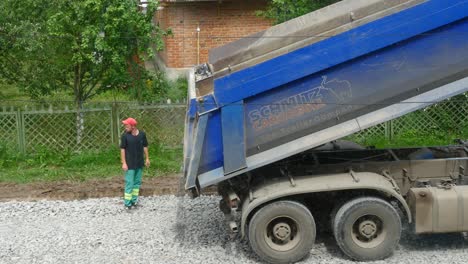 truck unloading material