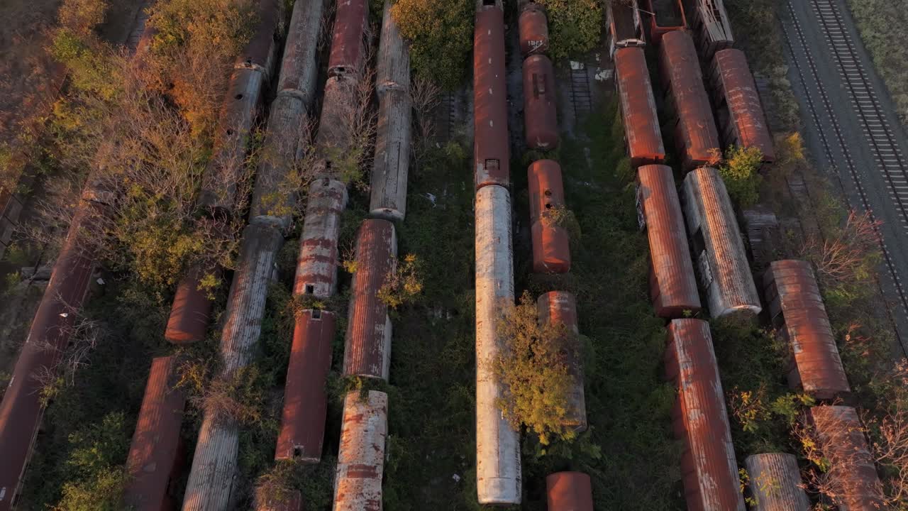 Luftfoto af glemte jernbanespor i skumringen i et skovområde, Grækenland