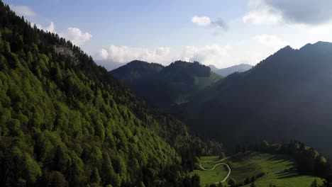 Berghänge-Bedeckt-Mit-Dichtem-Wald,-Drohnenansicht-Aus-Der-Luft