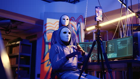 los hackers anónimos filman el video del rescate.