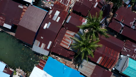imágenes de drones aéreos verticales de arriba hacia abajo que muestran una contaminación plástica masiva en un pueblo flotante en camboya
