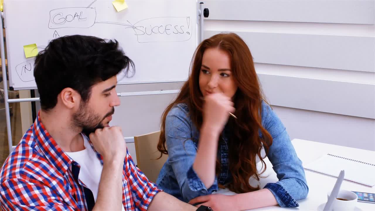 ejecutivos de negocios que interactúan entre sí