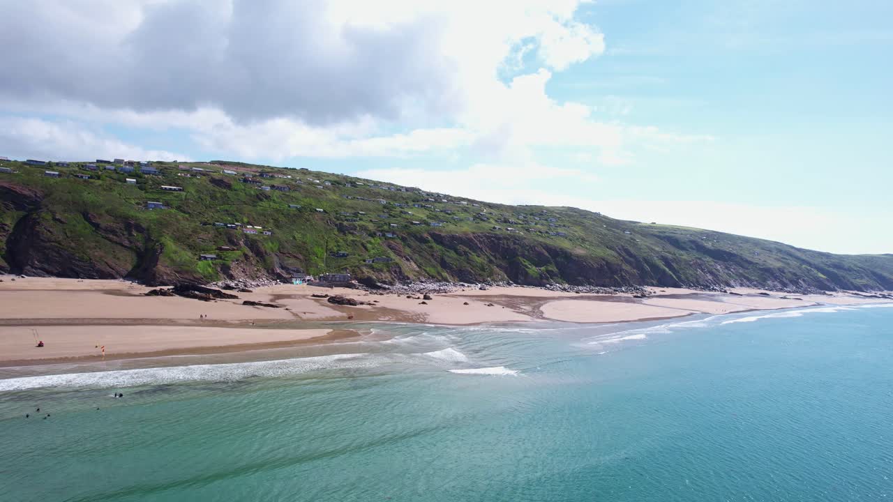 playa de la bahía de whitsand a lo largo de los acantilados y el paisaje de la costa de cornualles, toma aérea de drones