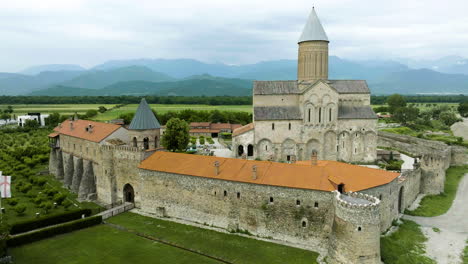 Alaverdi-Orthodoxes-Kloster-Mit-Parkplatz-In-Georgischer-Landschaft