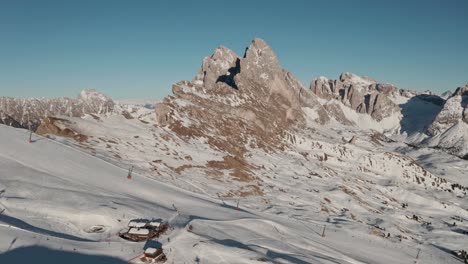 Aufbau-Einer-Drohnenaufnahme-über-Den-Italienischen-Dolomiten-Der-Seceda-Skipiste