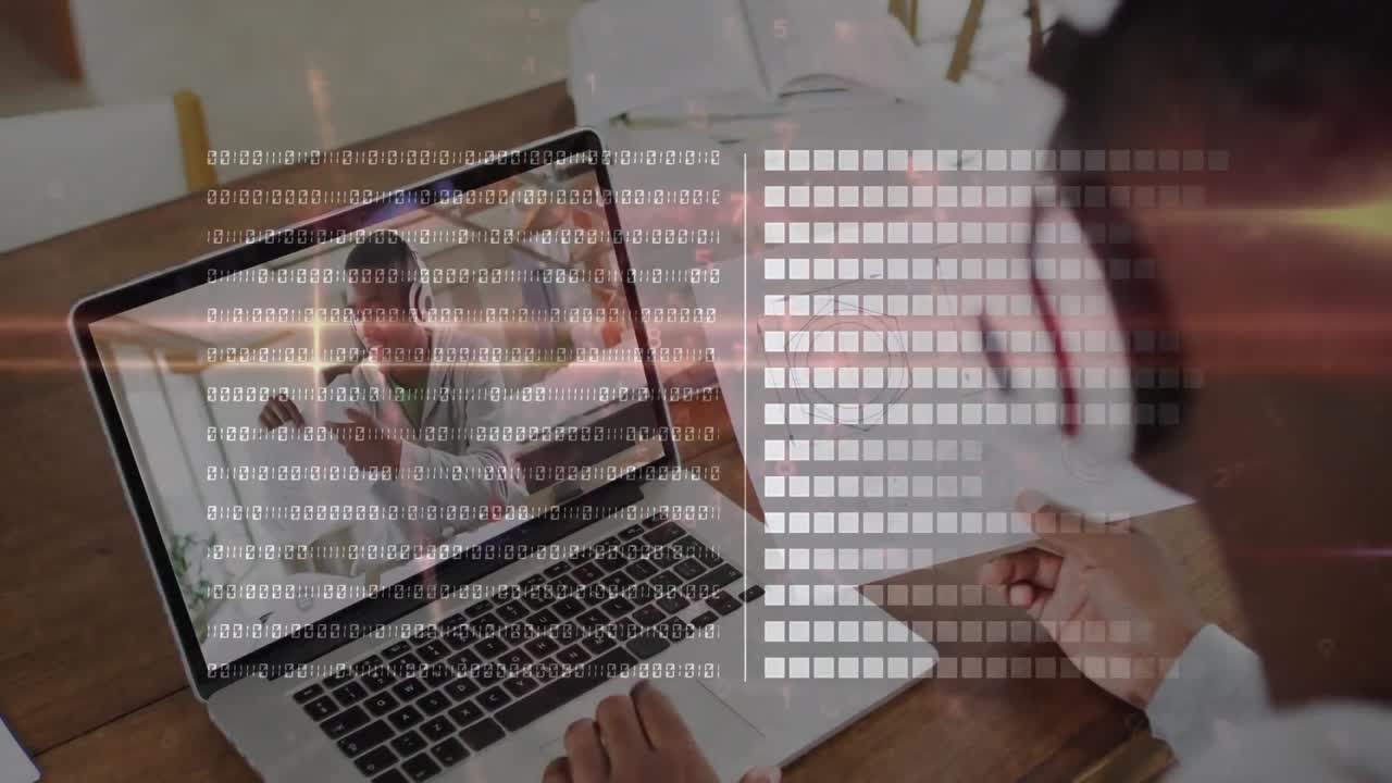 animación del procesamiento de datos sobre un hombre afroamericano haciendo una videollamada