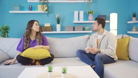 una joven pareja casada infeliz que no se habla en casa durante el divorcio y la separación.