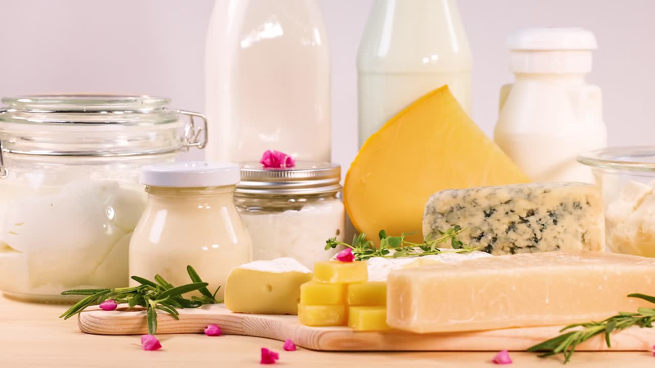 varios productos lácteos exhibidos en una superficie de madera