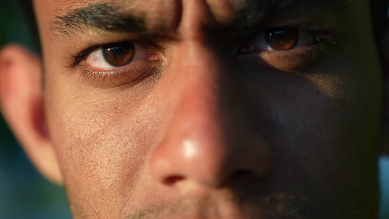 ojos preocupados, joven asiático frunciendo el ceño, zoom de cerca en los ojos marrones