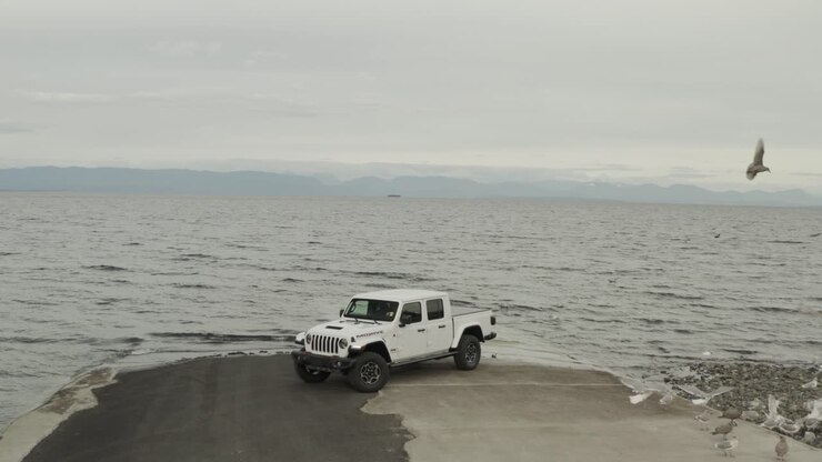 Ripresa aerea di una Jeep Gladiator bianca in 4K.