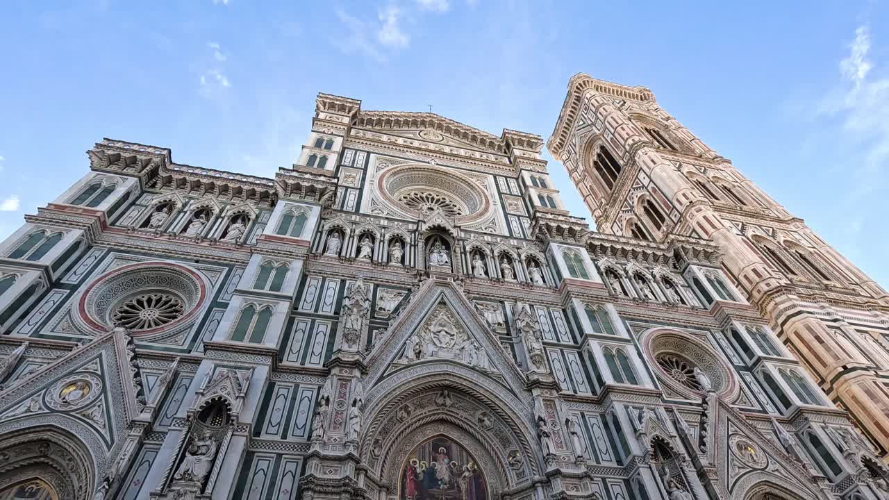 vista detallada de la catedral de florencia con los visitantes