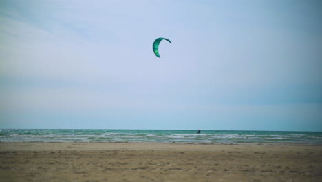 Kitesurfer-Am-Strand.-über-Den-Rahmen.-Natürliche-Geschwindigkeit