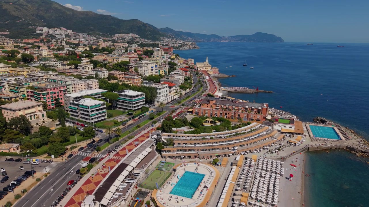 Ripresa aerea con drone della costa di Corso Italia, che mostra spiagge, piscine e paesaggio urbano.