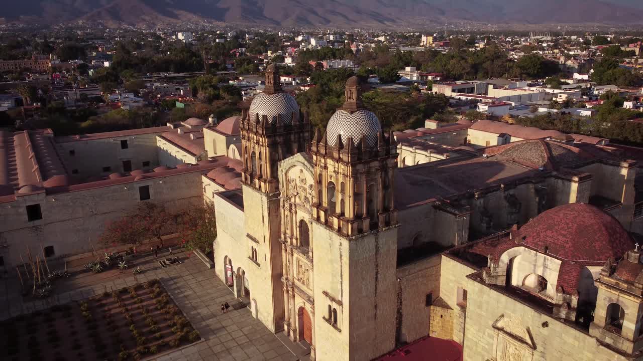 toma de drone de la catedral metropolitana de oaxaca nuestra señora de la asunción al atardecer