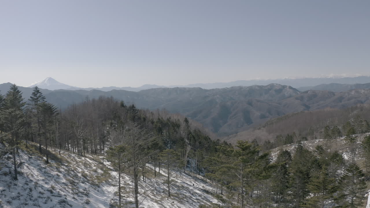 tiro de drone de montaña de invierno en japón