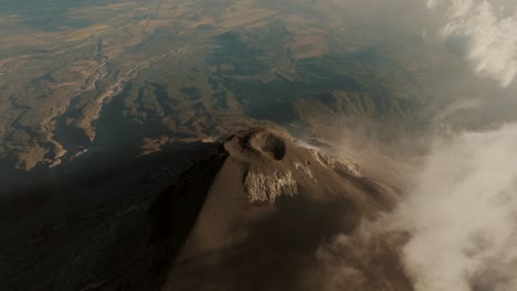 vista aérea superior del cráter del volcán fuego que emite humo durante el día en guatemala