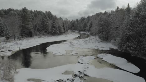el agua fluye entre los témpanos de hielo en el río piscataquis