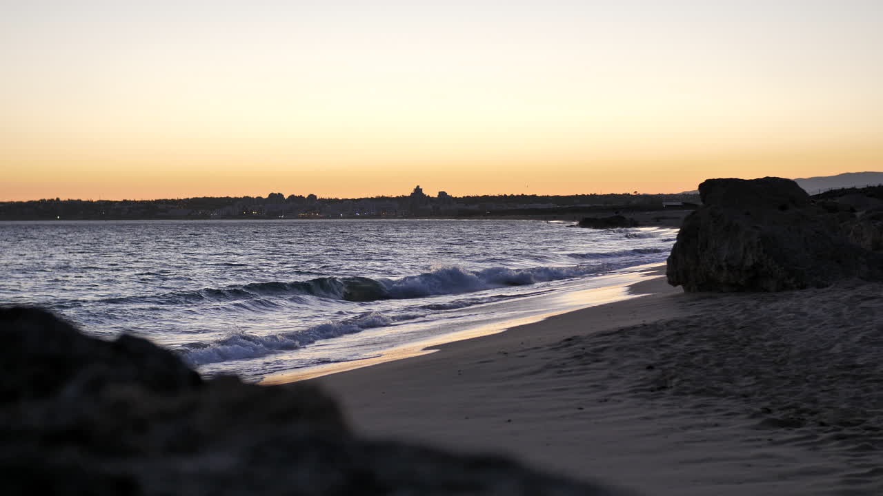 toma estática del hermoso paisaje de playa durante la puesta de sol
