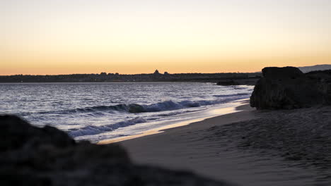 Toma-Estática-Del-Hermoso-Paisaje-De-Playa-Durante-La-Puesta-De-Sol