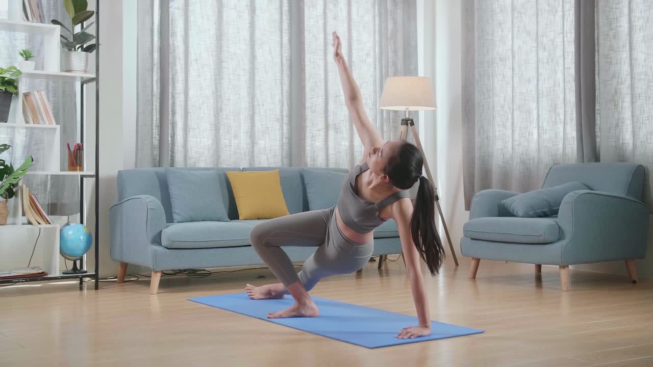 アジアの女性アスリートが自宅で運動ストレッチヨガを練習健康的なライフスタイルフィットネス福祉マインドフルネスのコンセプト - ライブドアニュース