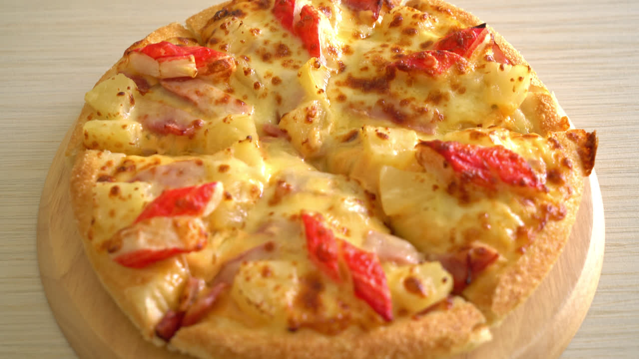 햄과 크랩 스틱 피자 또는 하와이안 피자