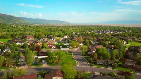 Un-Dron-Flotante-Disparó-Sobre-Un-Pequeño-Suburbio-De-Utah