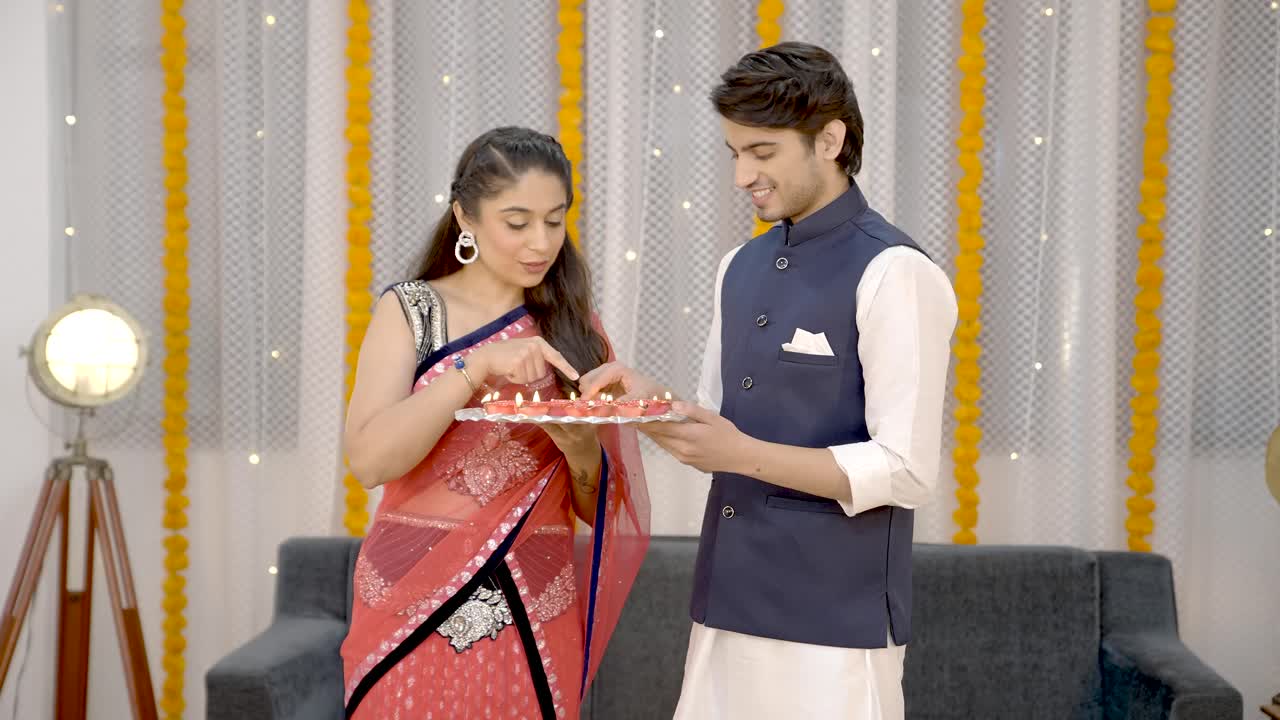 una pareja india disfrutando del diwali