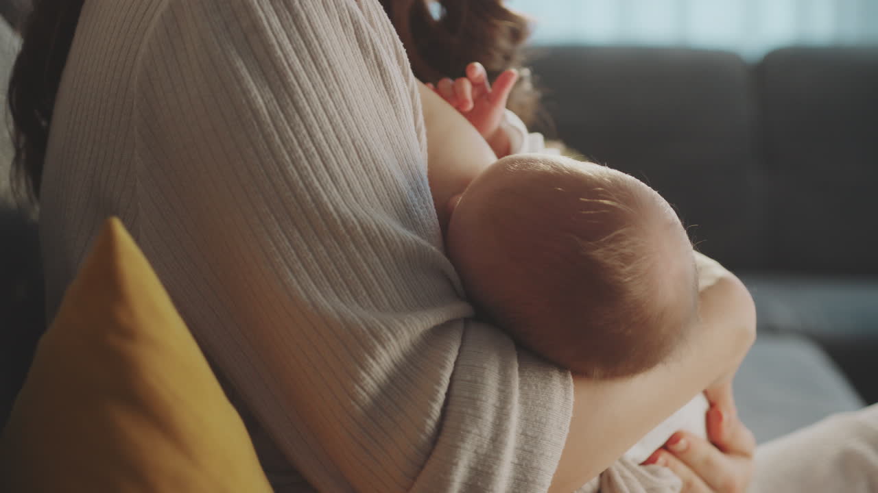 모유 수유하는 아기