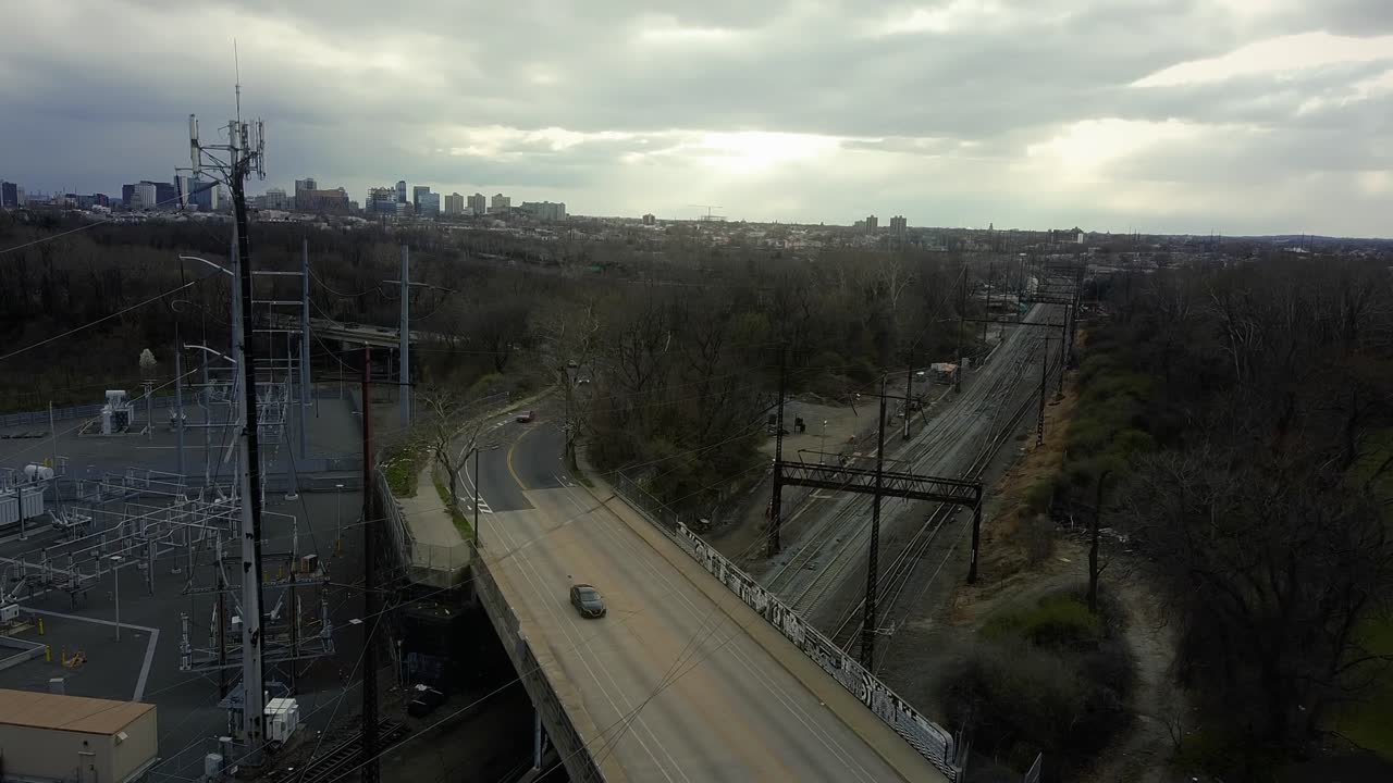 coches corriendo sobre el paso elevado, tiro aéreo de drones del tráfico de transporte en filadelfia, día de verano con cielo negro en la calle