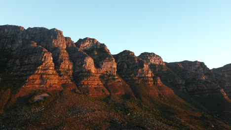 cordillera de los doce apóstoles durante la puesta de sol en camps bay en ciudad del cabo, sudáfrica