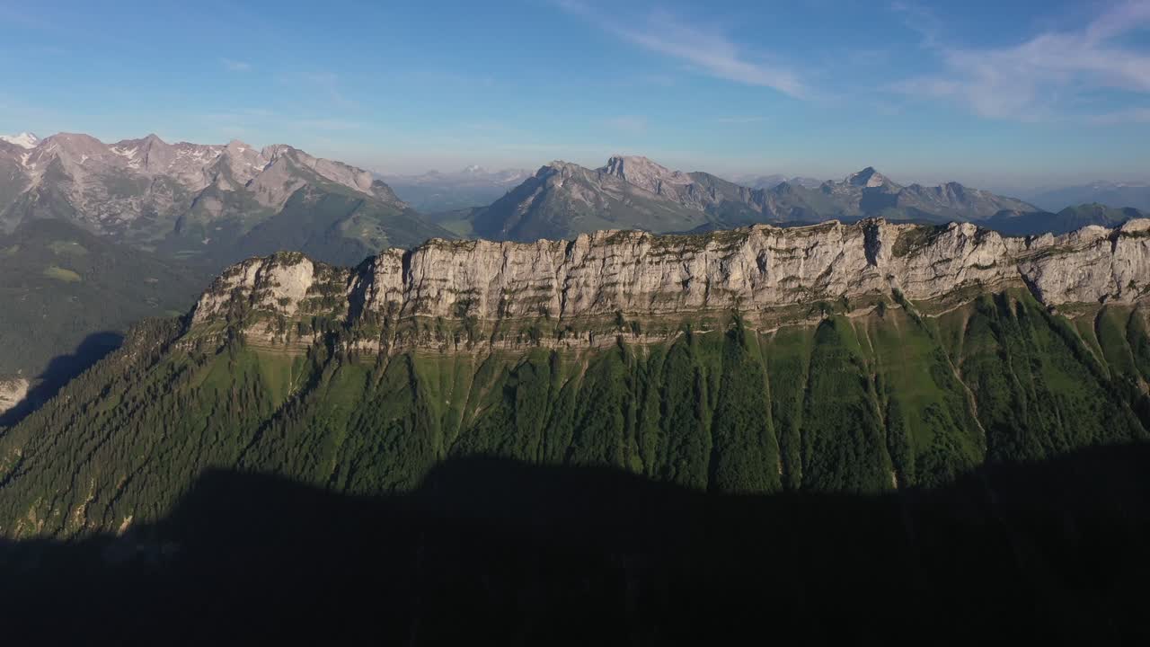 impresionante formación rocosa durante una noche en los alpes