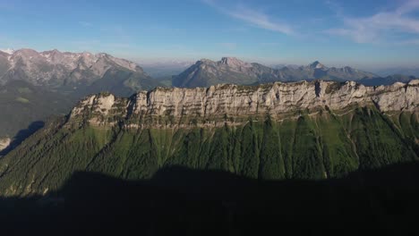 impresionante formación rocosa durante una noche en los alpes