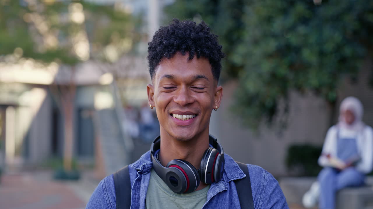 Estudante sorridente no campus