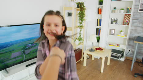 pov de una niña haciendo un baile gracioso con su madre