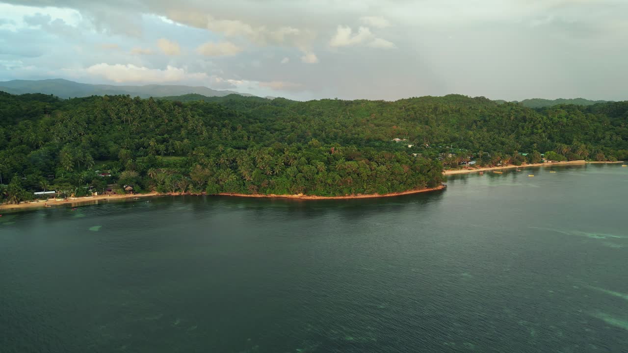 playa de mamangal con exuberante vegetación y mares tranquilos en la hora dorada, catanduanes, filipinas, vista aérea